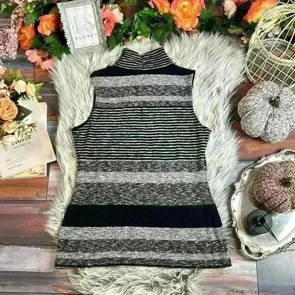 Frank Lyman Design Heathered Sleeveless Turtleneck (Does not include necklace) - Picture 7 of 9